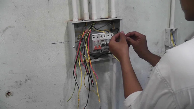 Lắp tủ điện âm tường an toàn