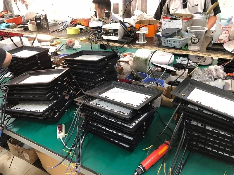 HALEDCO ra mắt đèn pha mỏng giá rẻ cho sân bóng đá mini