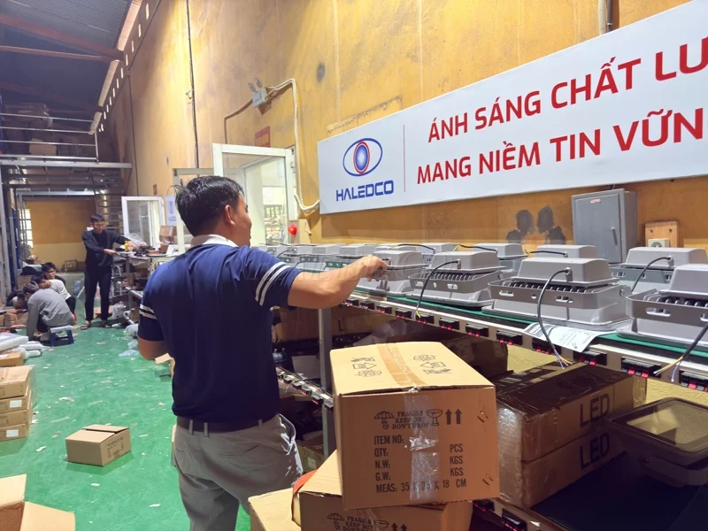 Kỹ sư Việt Lipo kiểm tra đèn pha