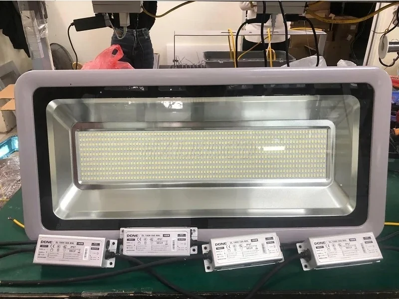 Mẫu đèn pha nguồn rời cho dự án sân bóng đá đặc thù