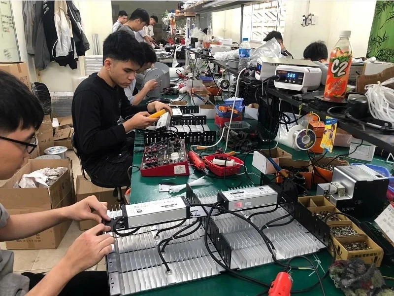 Sản xuất đèn pha sân bóng đá tại nhà máy