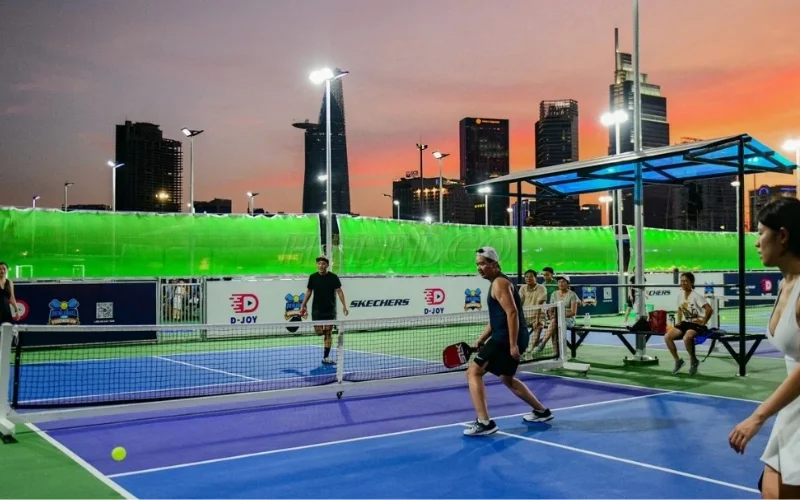 Đèn đường chiếu sáng sân pickleball