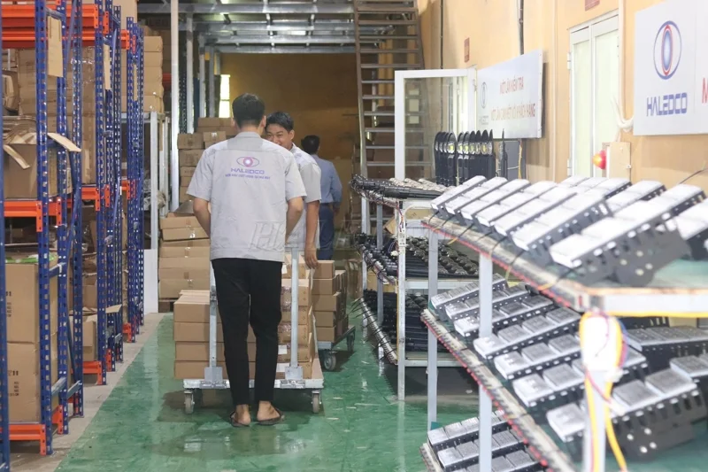 Quy trình đóng gói đèn sân pickleball cho đơn hàng dự án