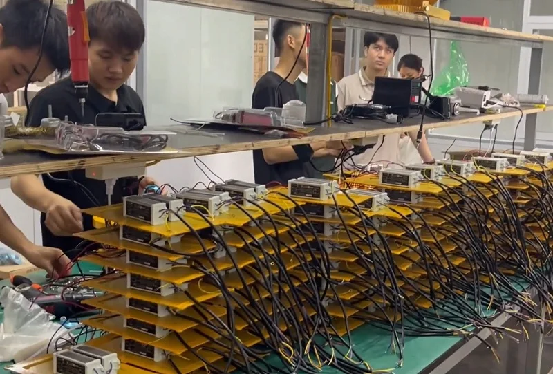 Bộ phận kỹ thuật lắp đặt nguồn đèn