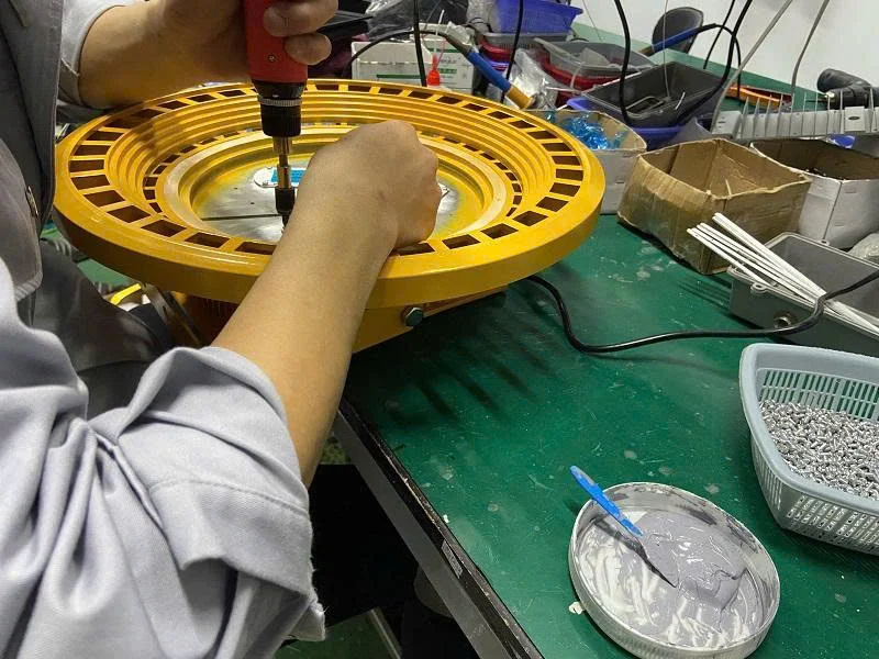 Công đoạn gắn chip LED