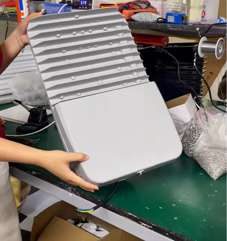 Tản nhiệt và hộp nguồn ở phía sau đèn