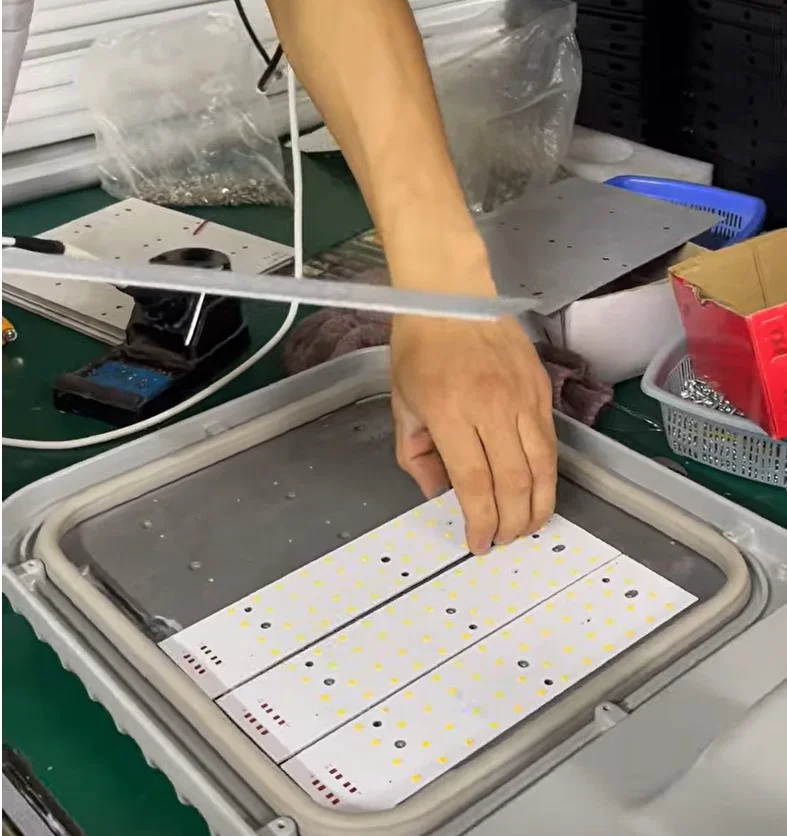 Công đoạn gắn các bảng mạch chip LED lên đèn