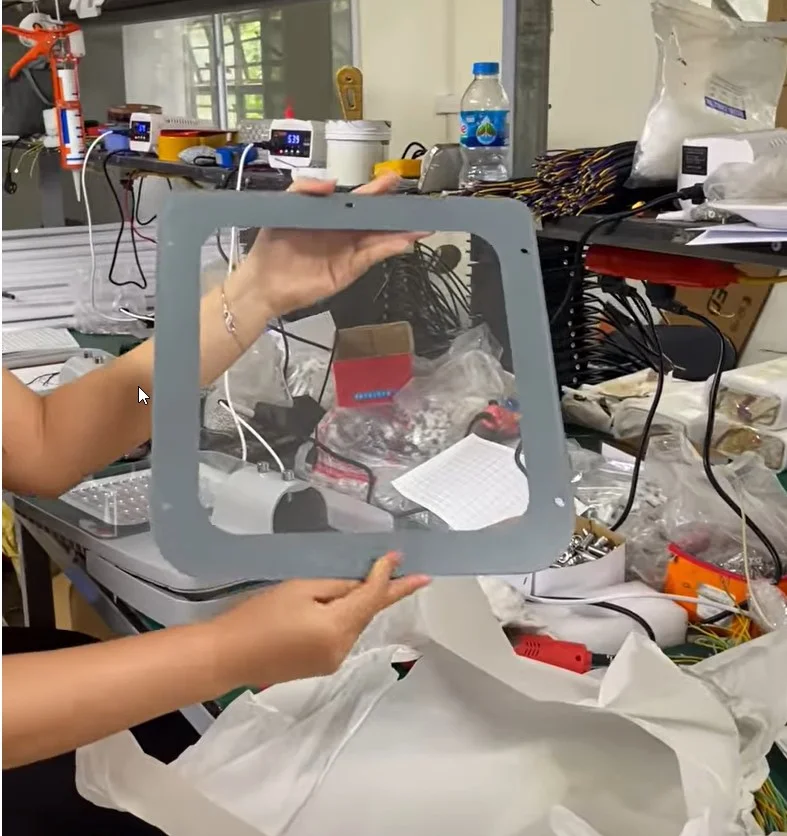 Tấm kính cường lực dày giúp bảo vệ chip LED