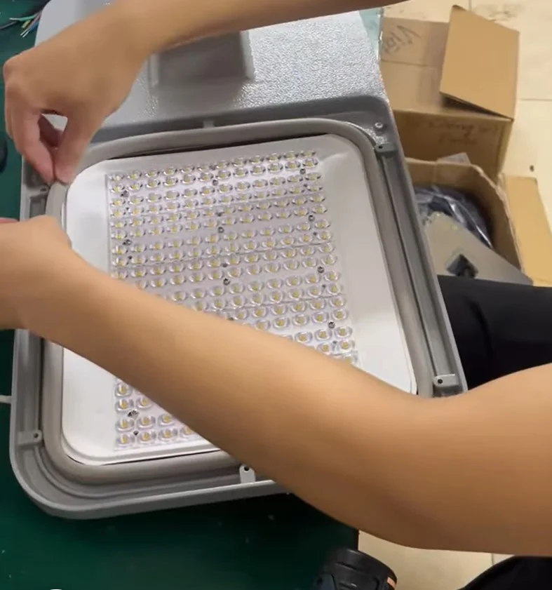 Công đoạn gắn gioăng cao su chống nước