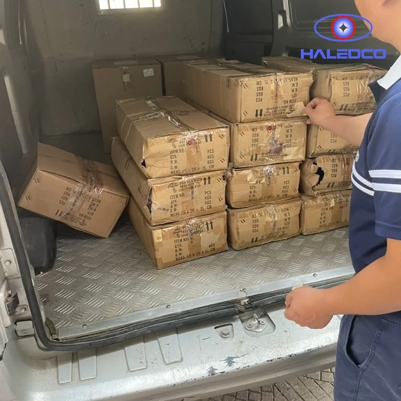 Xếp hàng lên xe, sẵn sàng giao đến tay khách hàng