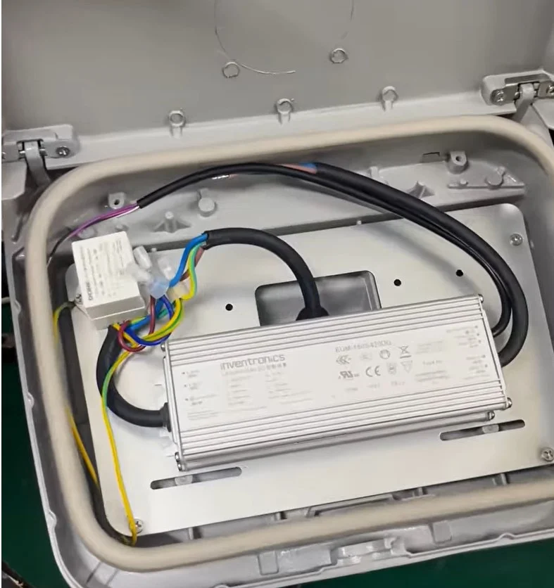 Nguồn LED được đặt bên trong hộp đèn