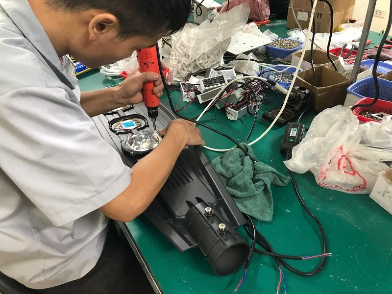 Kỹ thuật viên lắp thấu kính bảo vệ chip LED