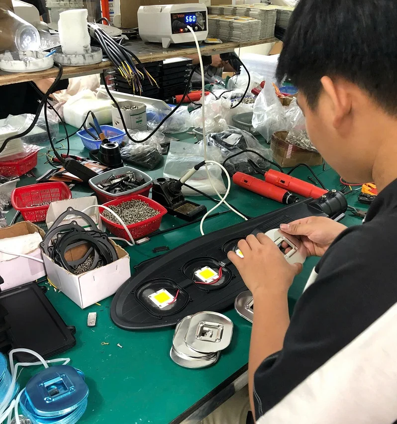 Công đoạn gắn chip LED cho đèn đường hình lá