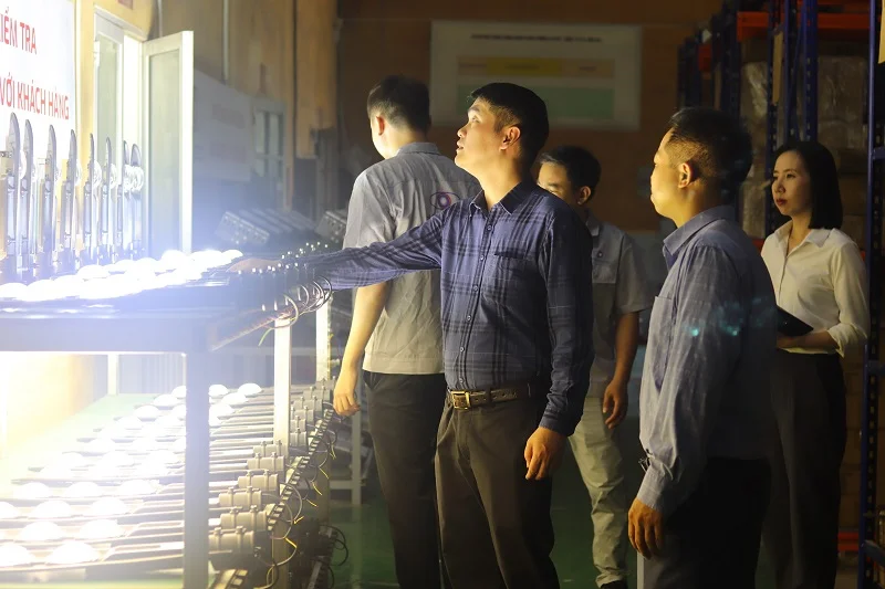 Bộ phận kỹ thuật đi kiểm tra chất lượng ánh sáng của đèn
