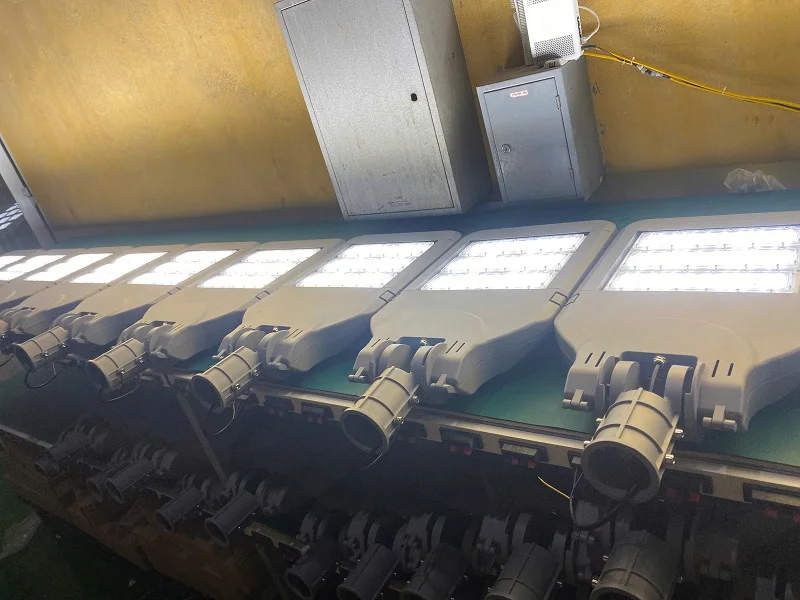 Cận cảnh quy trình kiểm tra đèn LED tại nhà máy sản xuất HALEDCO