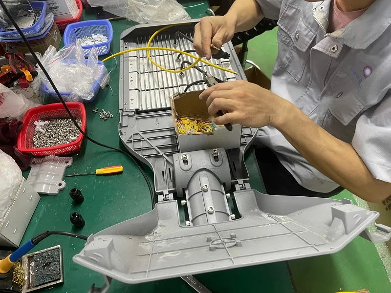 Công đoạn đấu nối điện cho bóng đèn