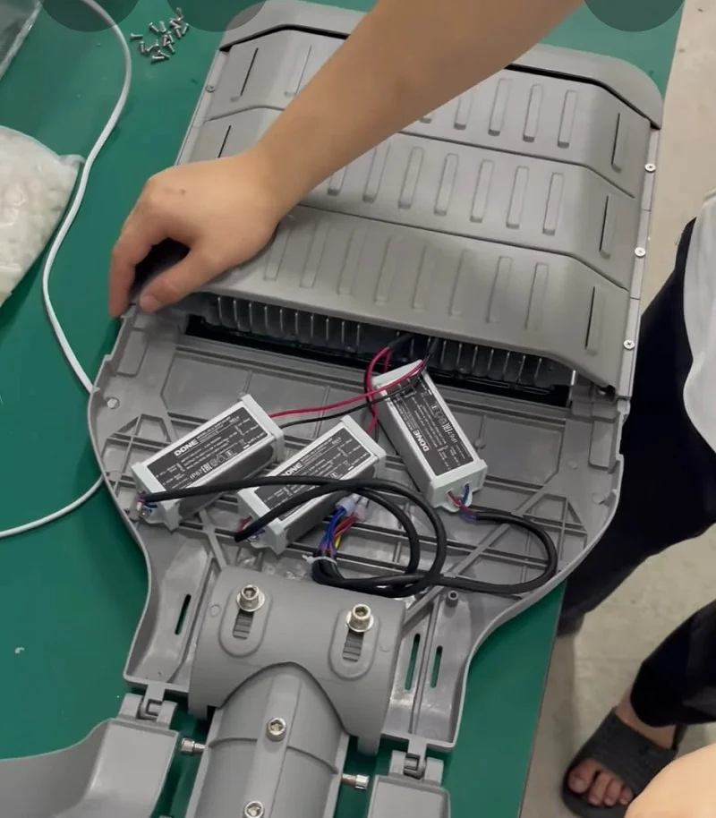 Đèn đường 150w sử dụng 3 nguồn LED DONE