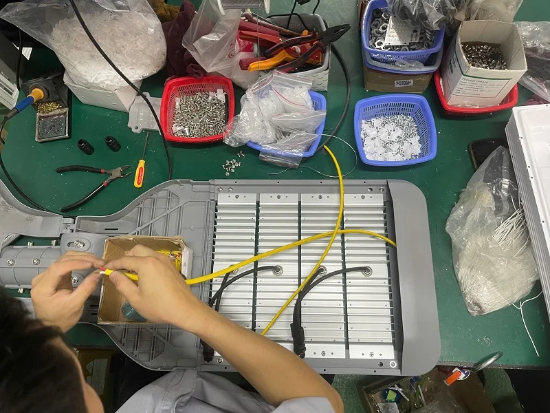 Công đoạn đấu nối điện cho bóng đèn