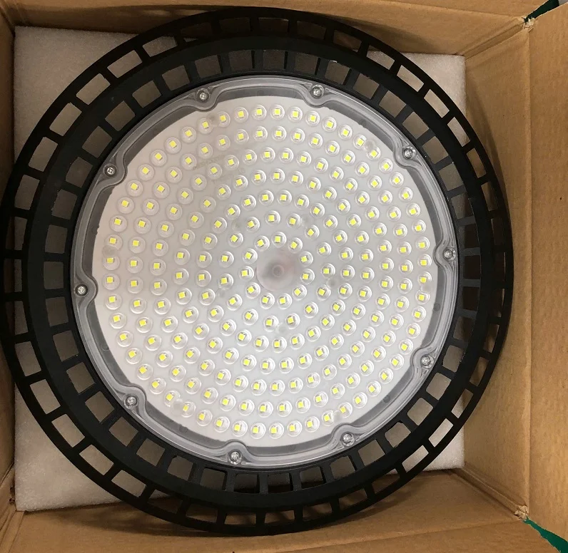 Đèn được đóng hộp và chuyển tới tay khách hàng