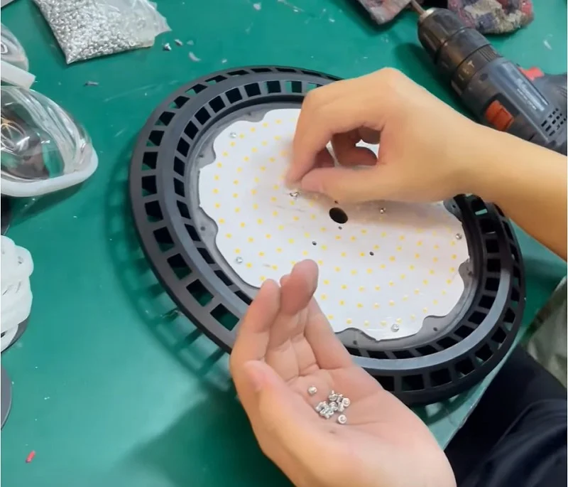 Gắn bảng mạch chip lên thân đèn