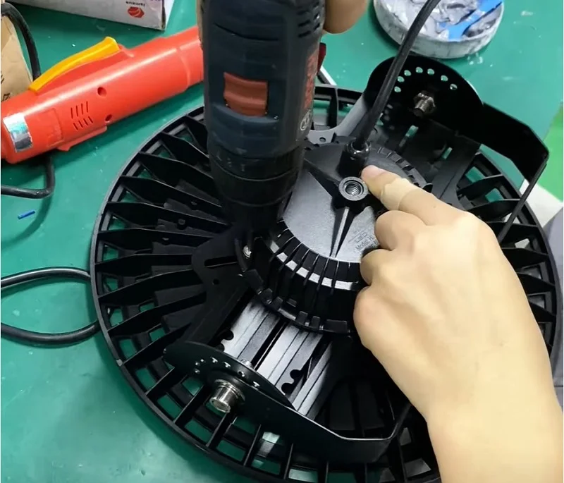 Công đoạn lắp hộp nguồn