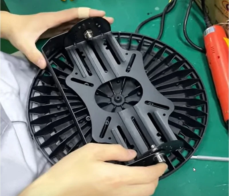 Giá gắn nguồn LED phí sau tản nhiệt