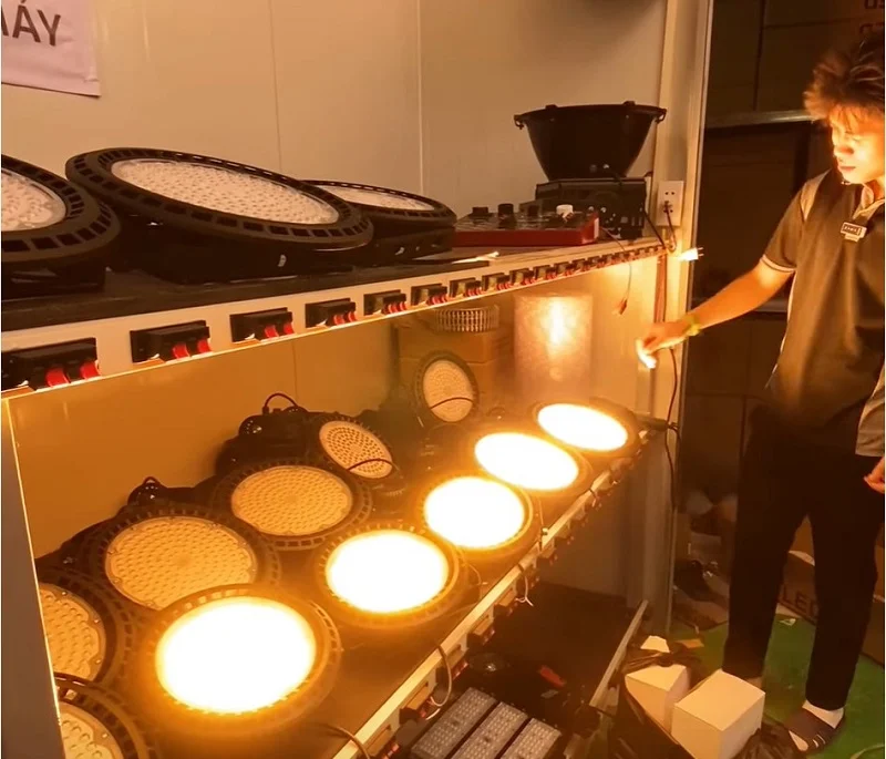 Đèn sẽ được test ánh sáng trước khi bàn giao