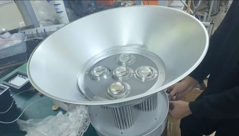 Cuối cùng, lắp chóa đèn nhà xưởng