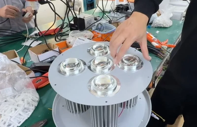 Mỗi chip LED COB sẽ được lắp 1 lens quang học