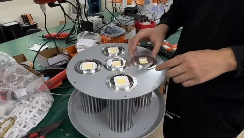 Gắn chóa phản quang cho mỗi chip COB