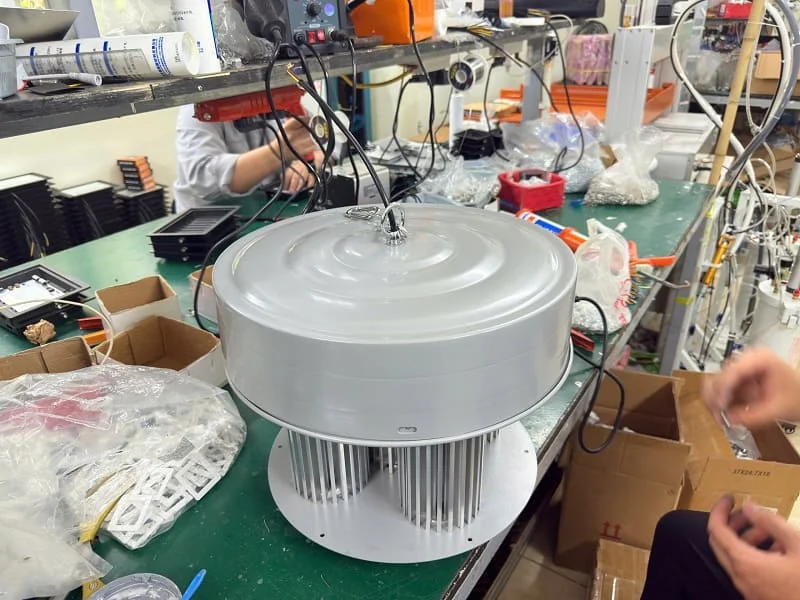 Tiếp đó lắp hộp thân đèn bảo vệ, hộp nguồn đã có dây treo đèn