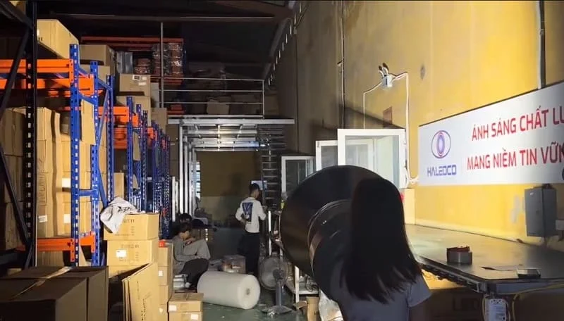 Ánh sáng thực tế của đèn nhà xưởng HLHB11-250