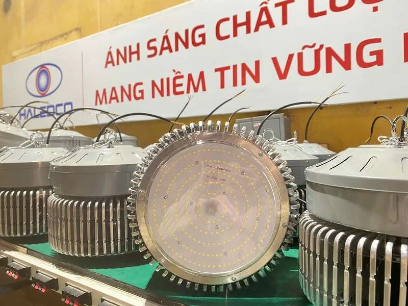 Quy trình sản xuất 40 bộ đèn nhà xưởng HLB6-200 cho nhà thầu Vinthaco