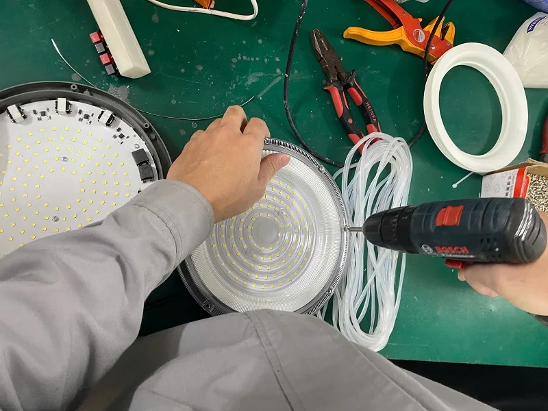 Bắt vít gắn kính cường lực