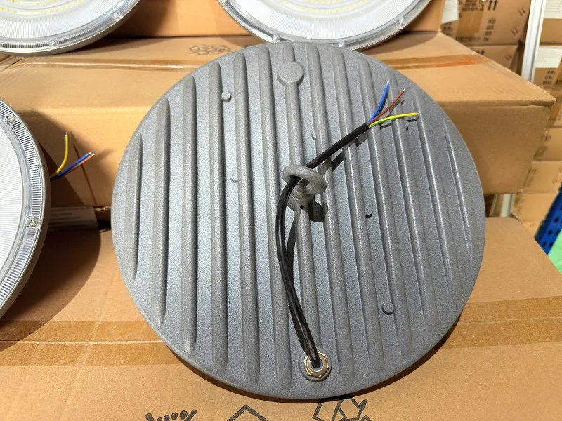 Thân vỏ đèn làm từ hợp kim nhôm giúp tản nhiệt tốt