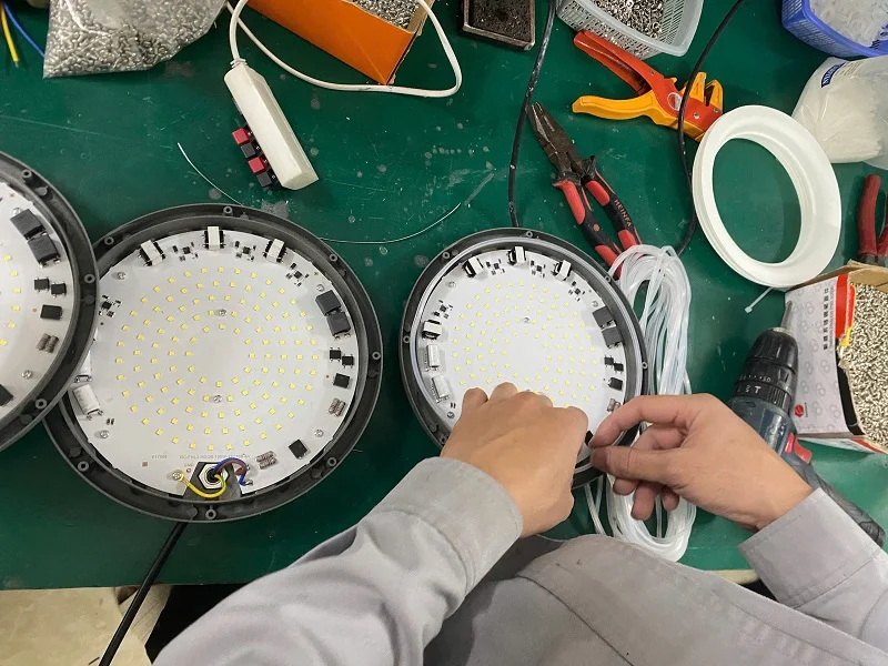 Kỹ thuật viên gắn gioăng cao su chống nước cho đèn