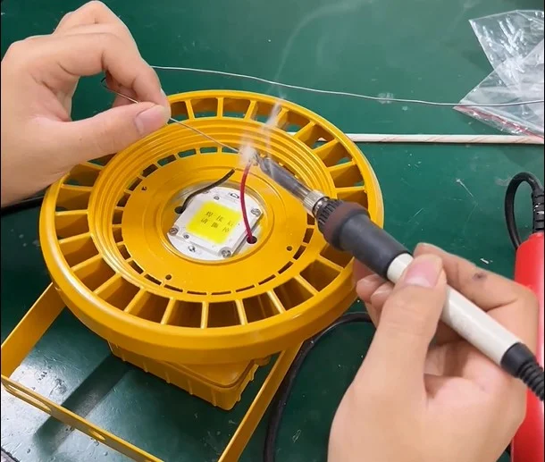 Kỹ thuật viên đấu nối chip LED