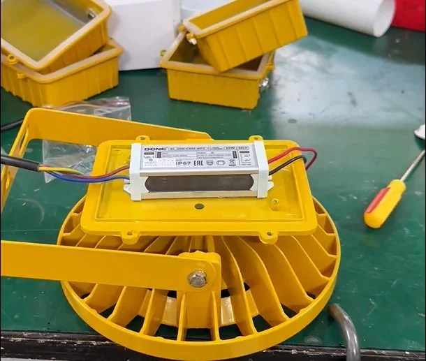 Nguồn LED lắp riêng biệt phía sau thân đèn