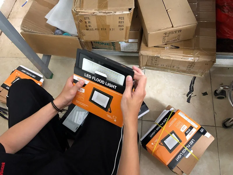 Đèn được đóng hộp vào giao đến khách hàng