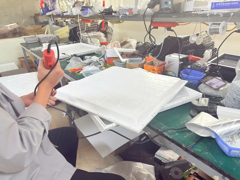 Chuyên viên đang tiến hành lắp đèn