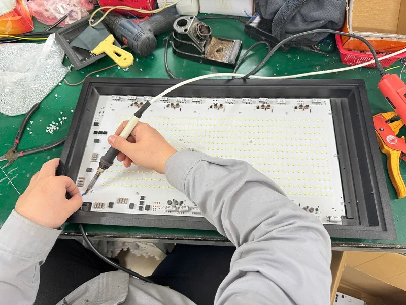 Nhân viên kỹ thuật đấu nối điện cho chip LED