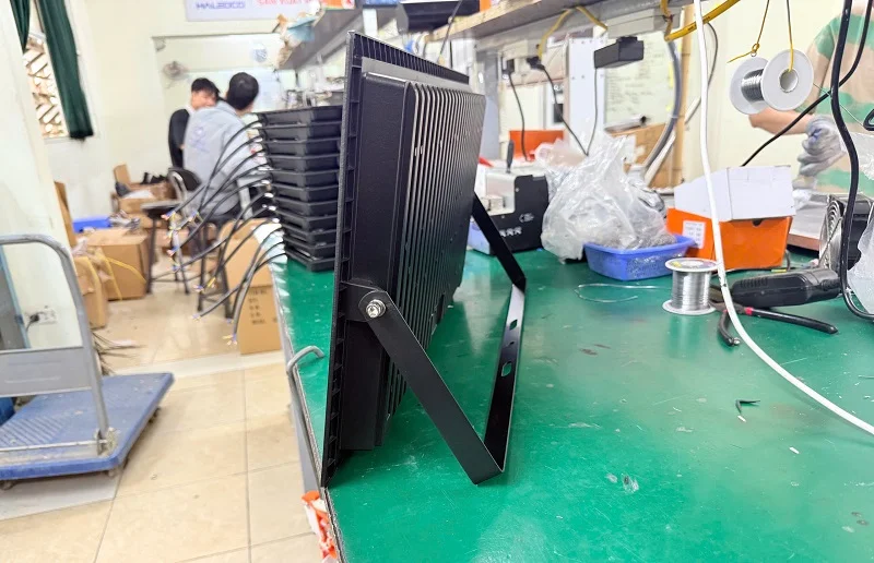 Lắp ráp hoàn thiện đèn tại nhà máy