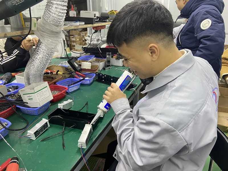 Lắp đặt nguồn cho đèn pha Module
