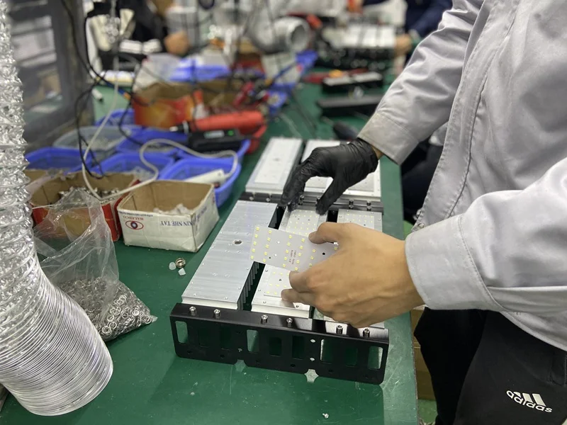 Gắn bảng mạch chip LED
