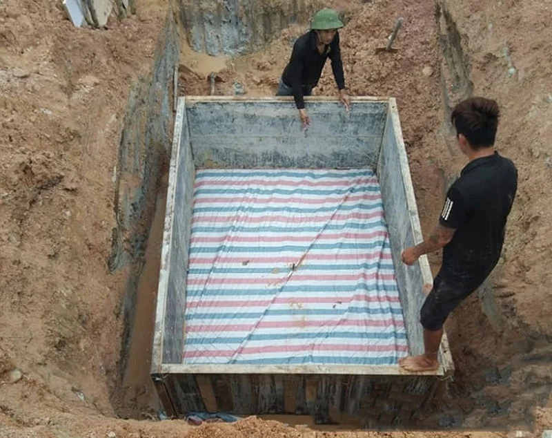 Đóng ván gỗ cho khung móng cột điện