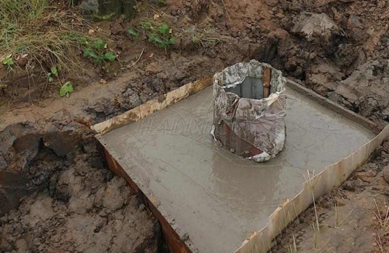 Ghép khuôn và đổ bê tông khung móng