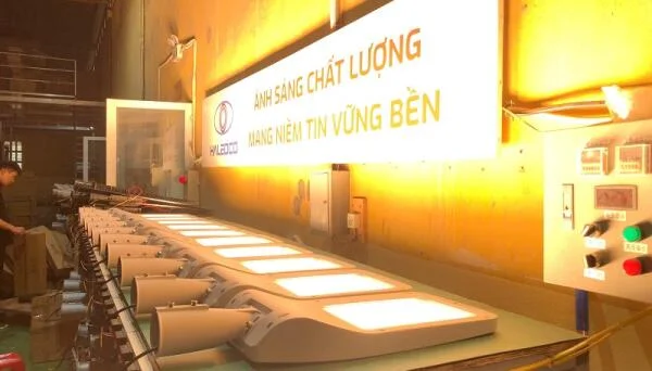 Gấp rút sản xuất đèn đường LED HLS30-150 giao ngay trong 1 - 2 ngày