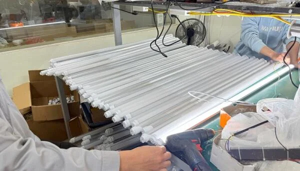 Nhà máy HALEDCO tăng tốc sản xuất 2.000 đèn tuýp LED cho dự án