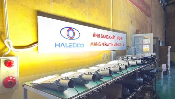 Khám phá quy trình sản xuất 65 bộ đèn đường LED 120w cho nhà thầu GDC