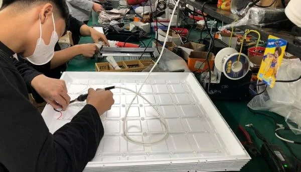 Khám phá bên trong nhà máy sản xuất đèn LED panel tại Hà Nội